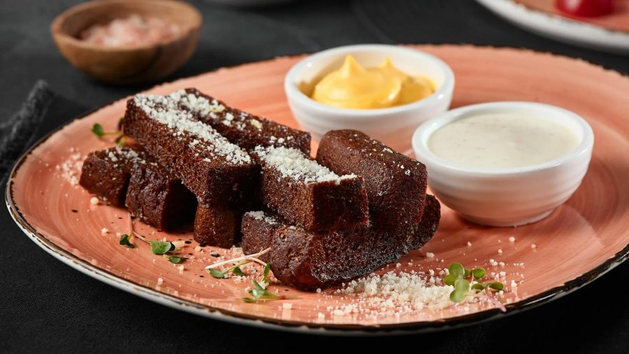 Чесночные гренки с сырным соусом